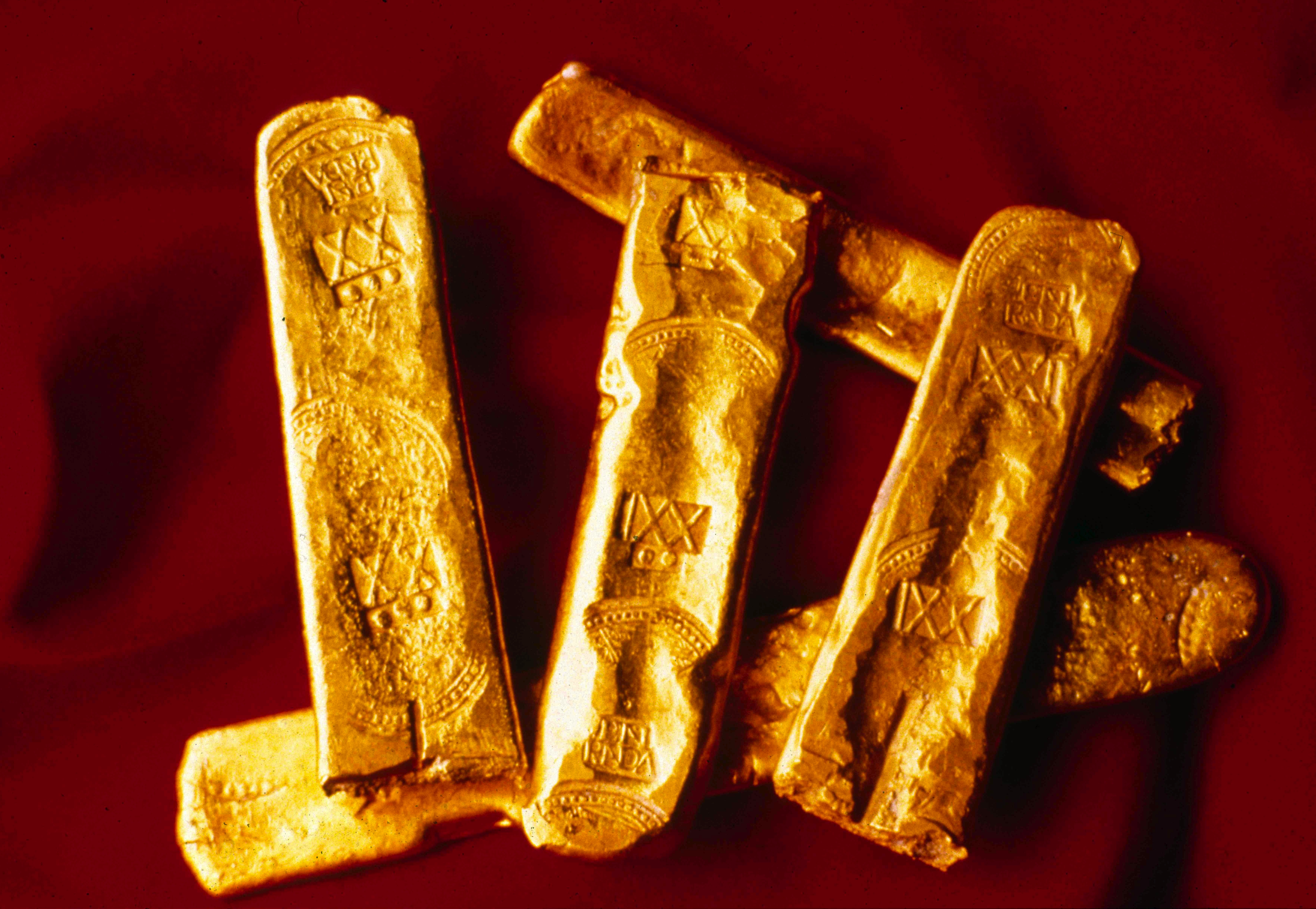 Золото в древности. Древние деньги. Медный слиток. Золотая гривна слиток золота. Испанское золото 17 век.